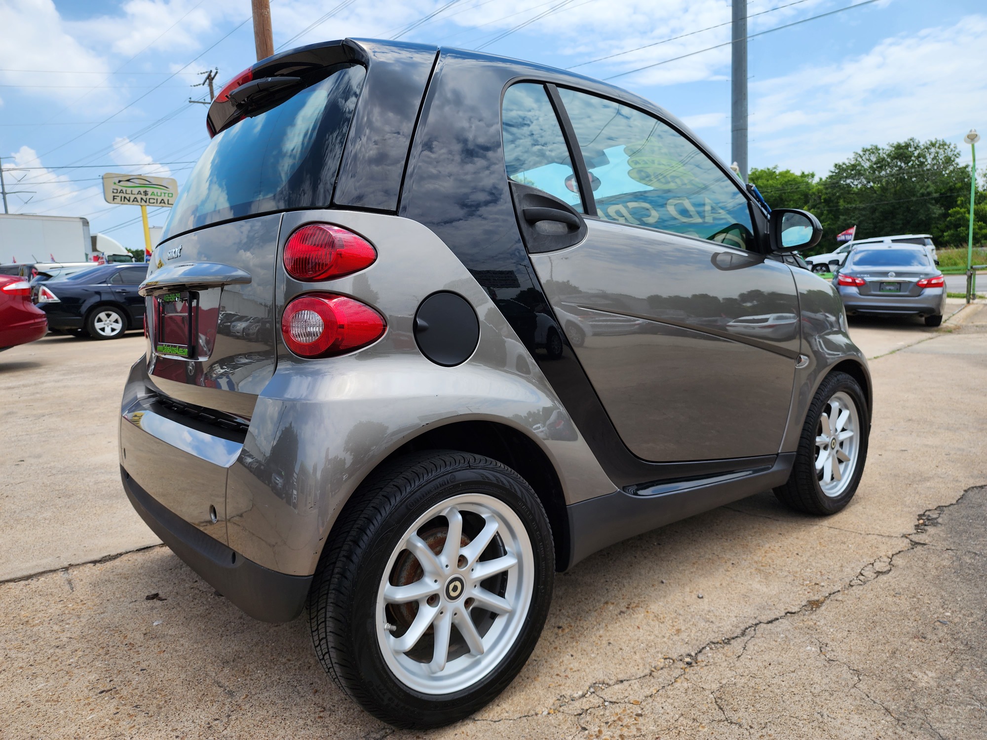 2009 GRAY /BLACK smart Fortwo PASSION (WMEEJ31X49K) , AUTO transmission, located at 2660 S.Garland Avenue, Garland, TX, 75041, (469) 298-3118, 32.885387, -96.656776 - Welcome to DallasAutos4Less, one of the Premier BUY HERE PAY HERE Dealers in the North Dallas Area. We specialize in financing to people with NO CREDIT or BAD CREDIT. We need proof of income, proof of residence, and a ID. Come buy your new car from us today!! This is a Very clean 2009 SMART FORTW - Photo #3